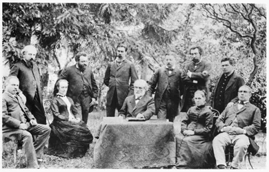 Jean-Baptiste André Godin (1817-88) avec les membres de la première réunion de gestion du Familistère de Guise, 1885